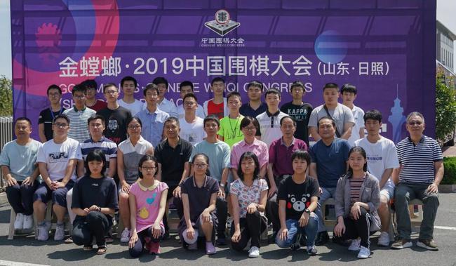 分院领导、棋类学校(围棋学校)教职工与22名新定段学生合影。
