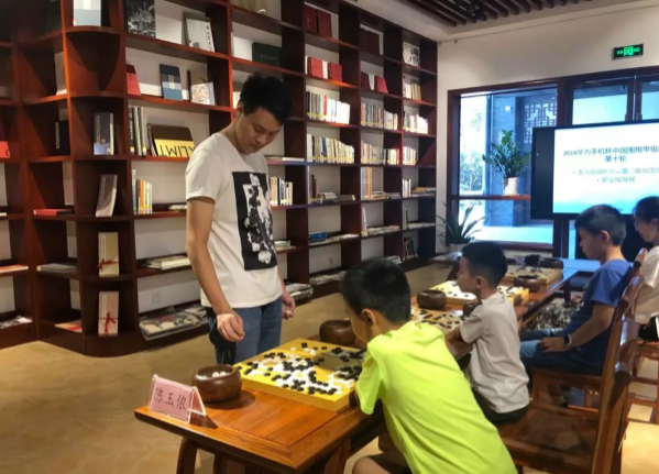 (陈玉侬四段指导小朋友)