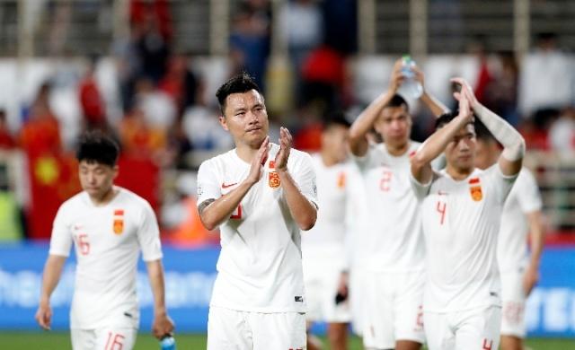 图为1月16日，中国队球员郜林（前）与队友在赛后向观众致意。新华社记者丁旭摄