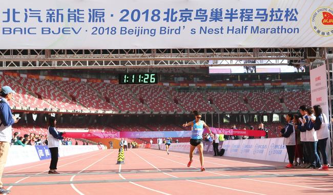 2018北京鸟巢半程马拉松开跑 沙宇超力压小桥