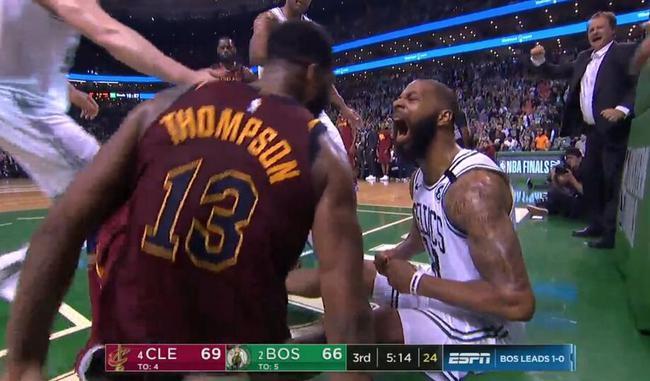 【影片】瘋狂的咆哮!Morris在TT面前打進強硬一球後還對他怒吼 差點起衝突!-黑特籃球-NBA新聞影音圖片分享社區