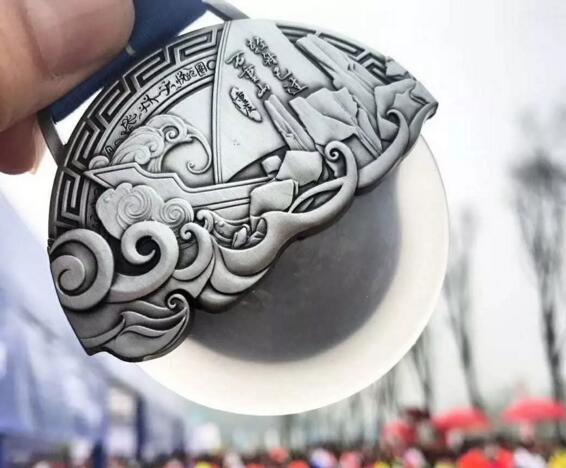 重庆马拉松鸣枪起跑 管油胜何引丽获国人男女第一