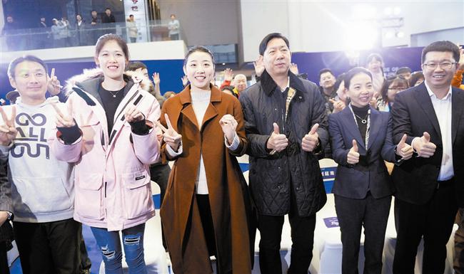 上图 李盈莹(左二)、姚笛(左三)、王宝泉(右三)与现场球迷合影留念。本报记者 宁柯摄