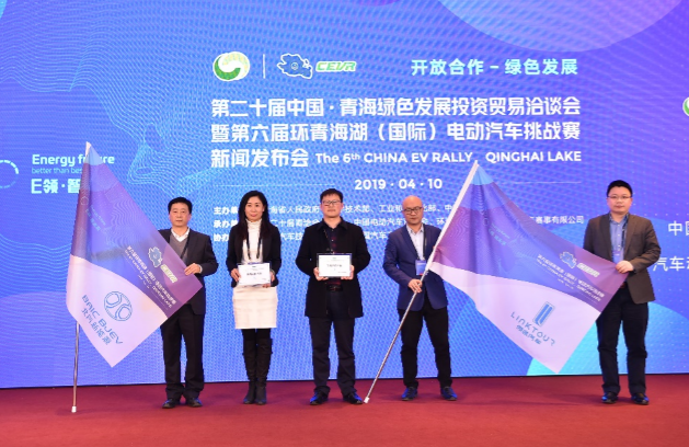 从左至右：窦银忠、游丽、刘俊、周梦宁、欧阳副主任