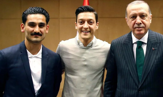 京多安和厄齐尔的社交网络照片