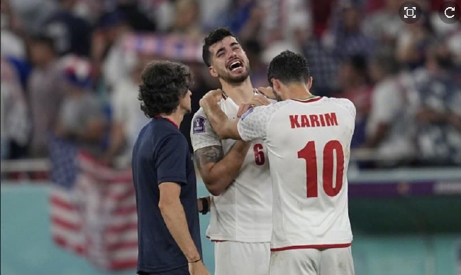 伊朗被淘汰后球员失声痛哭 美国球员送上安慰