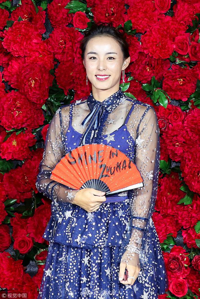 王蔷晚宴上展现绝美容颜
