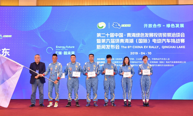 从左至右：何建东副主席、陈德安、黄锐、阮林、邓小文，谢思雯、王梦醒