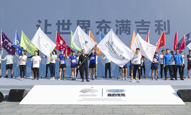 向上马拉松在广州塔收官 邹市明苏炳添鲍春来助
