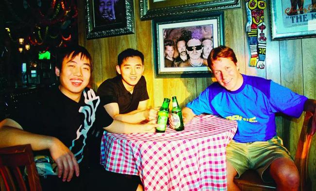2002年青岛酒吧偶遇老瓦完成的“干杯大满贯”，成为经典瞬间