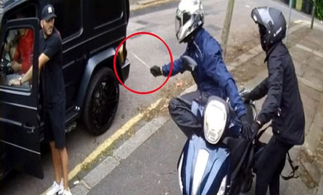 厄齐尔和胖虎遭遇歹徒袭击