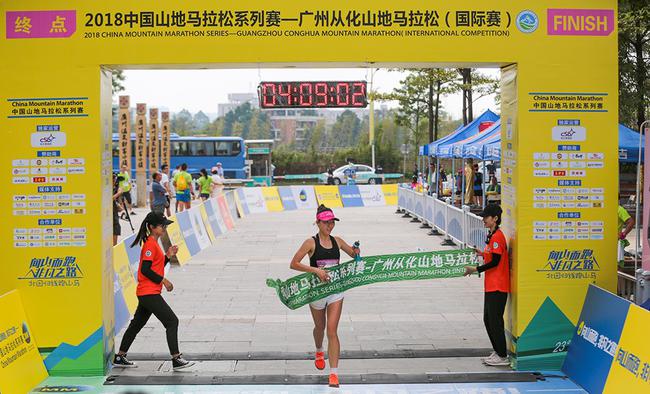 42公里个人赛女子组冠军冲过终点