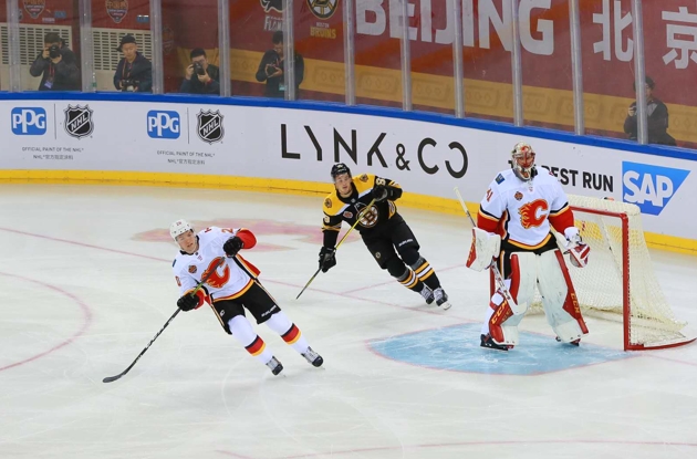 2018 NHL中国赛北京站上演激烈冰上竞逐