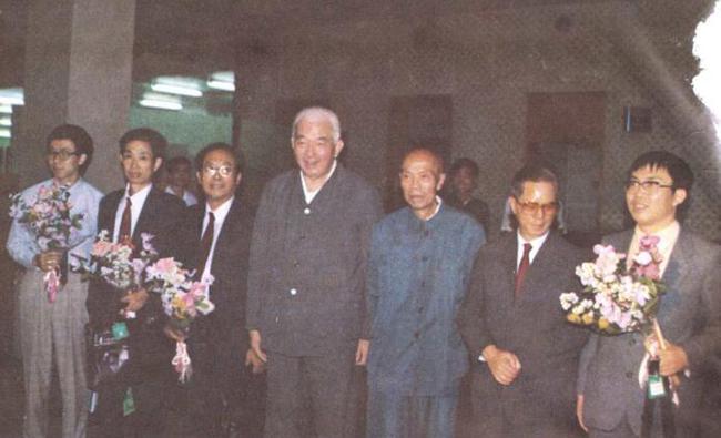 1985年,方毅、金明、唐克等中央领导到机场迎接凯旋的聂卫平