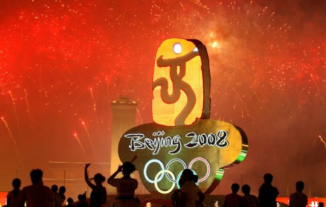 2008年8月8日晚,观众在天安门广场观赏焰火,新华社发(吴长青摄)