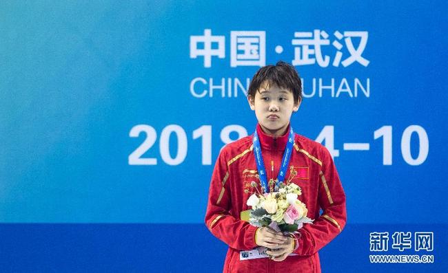 6月6日，张家齐在颁奖仪式上。当日，在武汉进行的第21届国际泳联跳水世界杯女子十米跳台决赛中，中国选手张家齐以427.30分的总成绩夺冠。 新华社记者熊琦摄