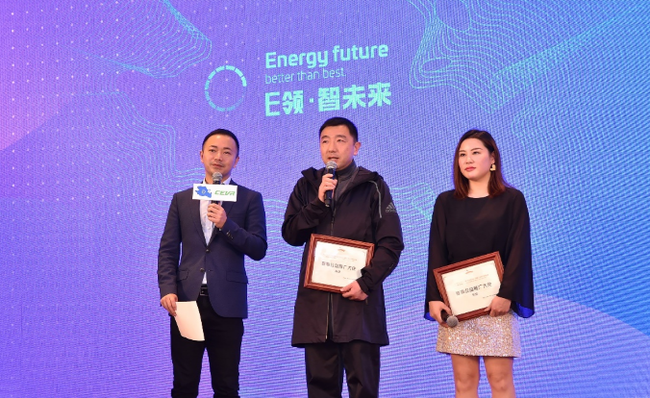 从左至右：主持人冯殊、体育明星杨凌、汪皓