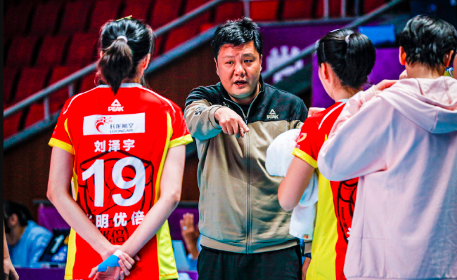 上海女排主教練王之騰布置戰術