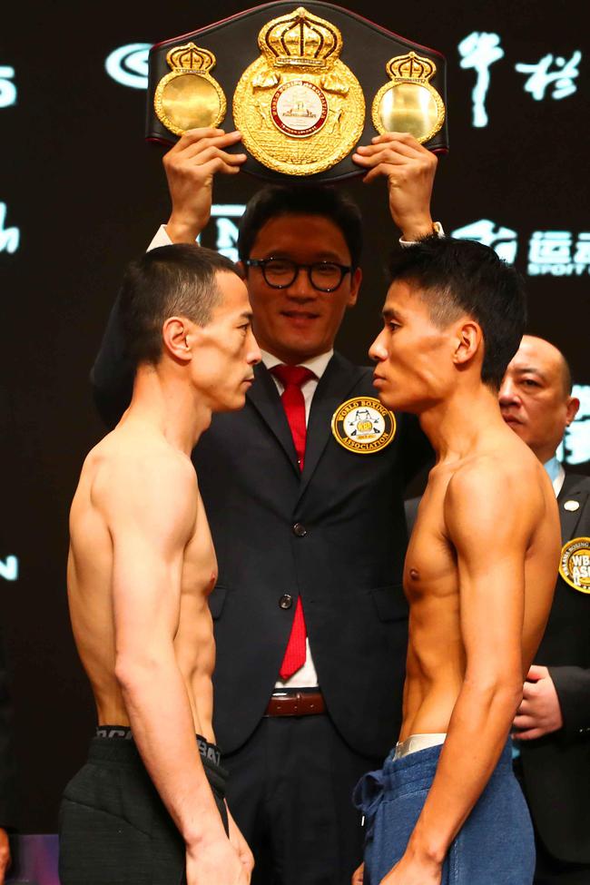 乌兰和田中公士对视
