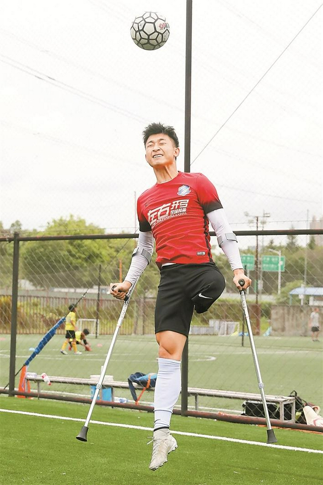 广东独腿小伙拄拐踢球！截肢和癌症都挡不住他飞奔