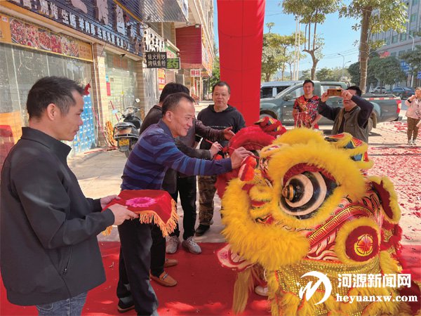 中奖彩站舞狮庆祝