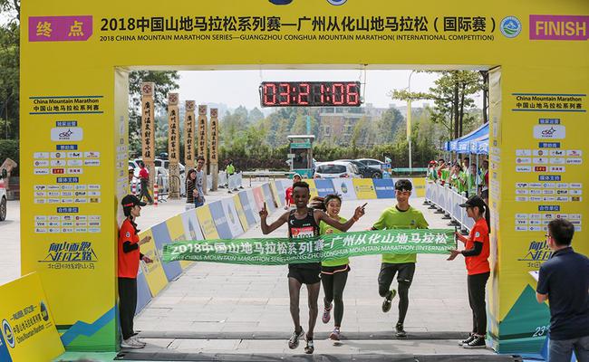 42公里个人赛男子组冠军冲过终点