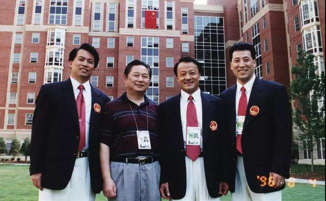 1996年亚特兰大奥运会，国家体委训练局副局长刘凤岩担任中国举重队领队，与国家体委副主任徐寅生，国家体委训练局局长李富荣、中国羽毛球队副总教练李永波在奥运村合影留念，他与乒羽的缘份从那时就已经开始了