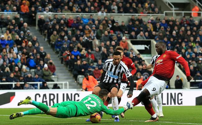 卢卡库为曼联首开纪录