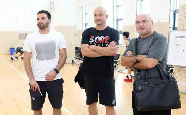 体能教练卡维塔诺维奇（左）、助理教练格鲁诺维奇（中）、主教练武贾尼奇（右）