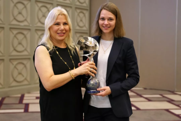 大穆兹丘克获奖