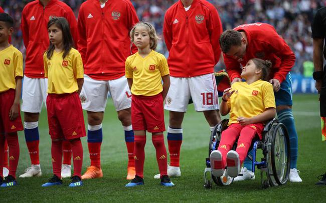 中国小球童亮相俄罗斯世界杯≦麦当劳≧ 10岁