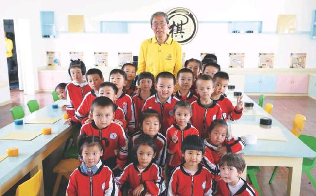 华以刚和孩子们在一起