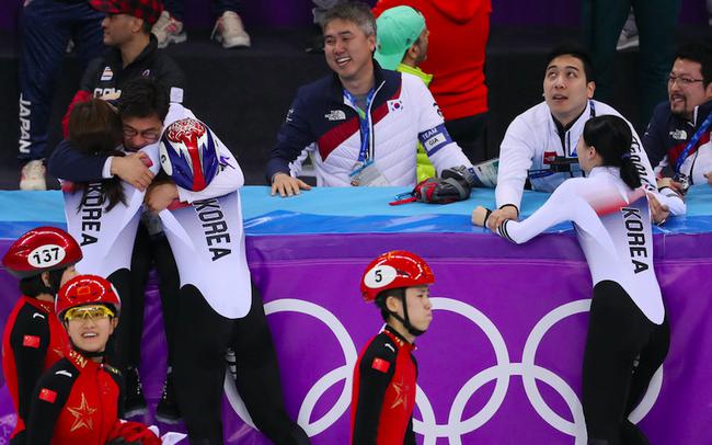 韩国队获得平昌冬奥会女子3000米接力金牌，金善台与姑娘们拥抱