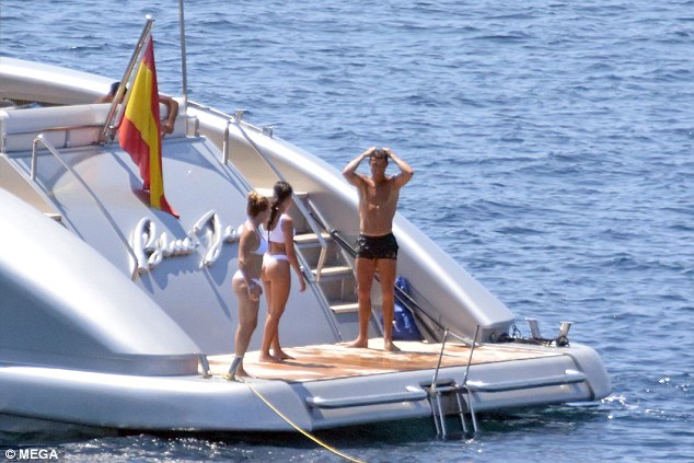 C罗和女友在游艇上享受阳光
