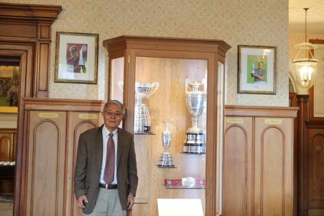 笔者2019年在皇家古老俱乐部英国公开赛奖杯柜前