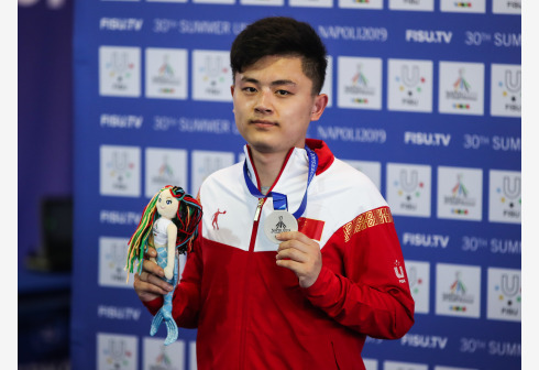 中国选手张博文在颁奖仪式上