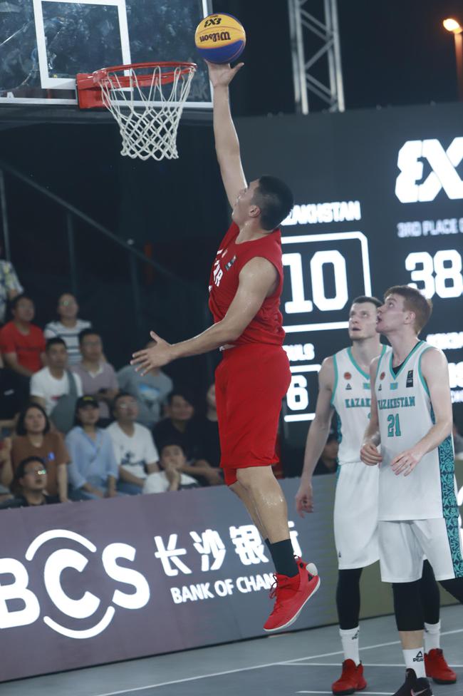 中国男队刘恒驿上篮