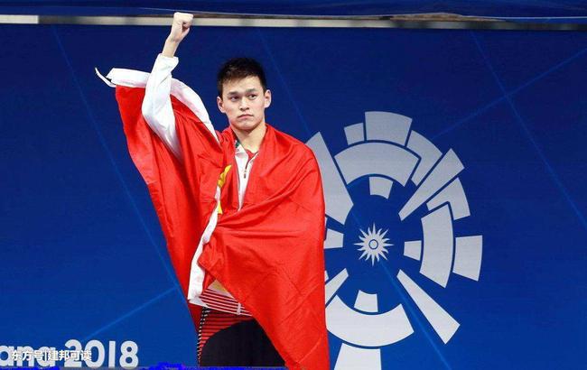 再获金牌,孙杨身着五星红旗领奖