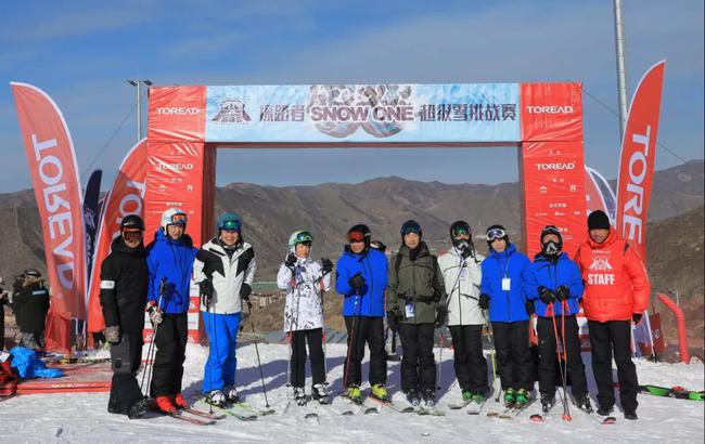 ▲探路者董事长兼总裁王静与各位嘉宾共同开启超级雪挑战赛