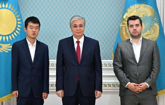 哈萨克斯坦总统会见丁立人 用中文表达祝贺