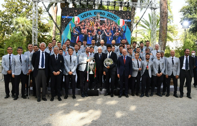 贝雷蒂尼受邀与新科欧洲冠军意大利队一起庆祝合影