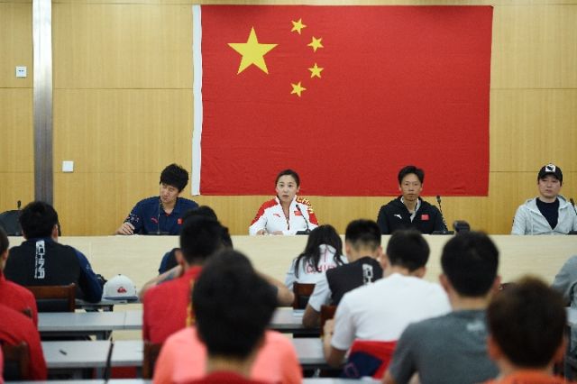 中国短道速滑队主教练李琰在开训仪式上讲话,新华社记者鞠焕宗摄