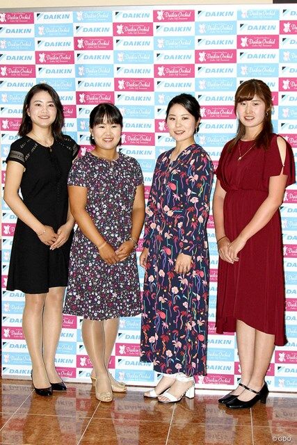 畑冈奈纱(左二)
