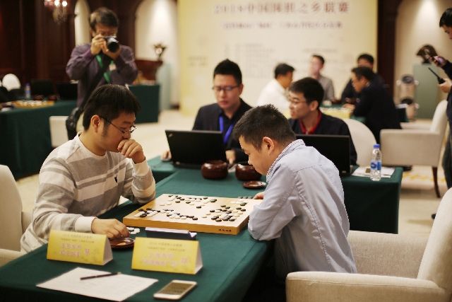 职业棋手邱峻九段上场