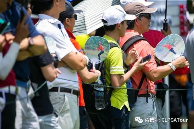 走进女子中巡赛场的观众们