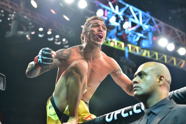 查尔斯-奥利维拉：目标年底获得轻量级冠军挑战