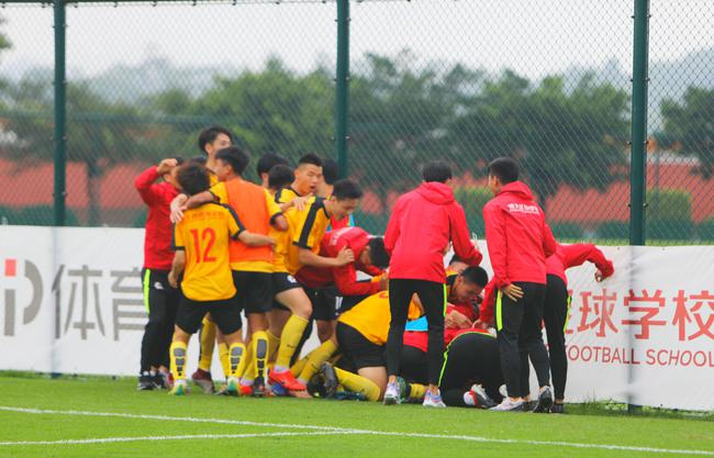 恒大西班牙足校U17战胜鹿岛鹿角U17后在场边庆祝