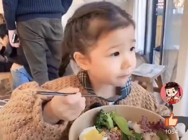 陈一冰晒女儿视频遭网友咒骂 回怼:你是sb吗?