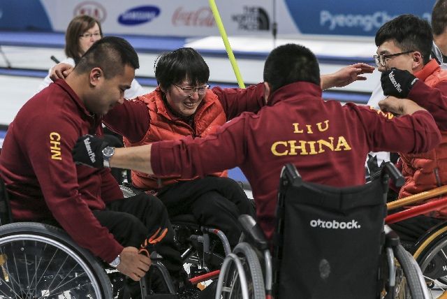 中国队队员在2018平昌冬残奥会轮椅冰壶比赛后庆祝胜利。新华社记者王婧嫱摄