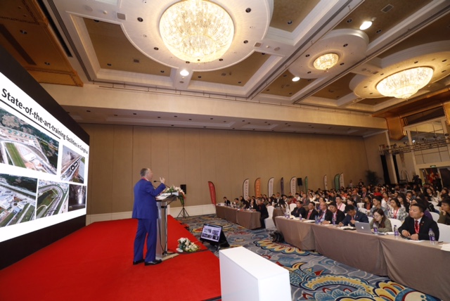 马会行政总裁应家柏先生指出,全新的从化马匹训练中心会将马会的业务典范一一展现。该中心位处广州边陲,将于今年八月启用。